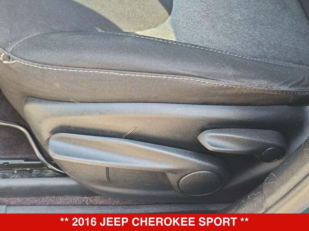 Thumbnail: 2016 Jeep Cherokee - 25