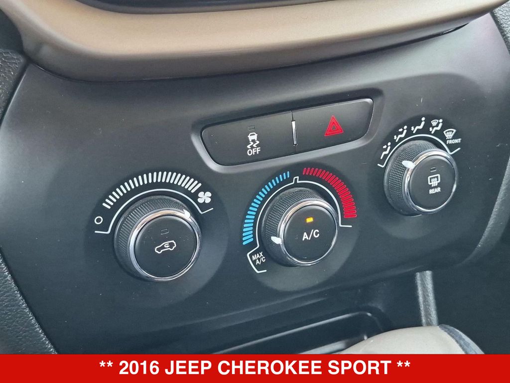 Thumbnail: 2016 Jeep Cherokee - 33