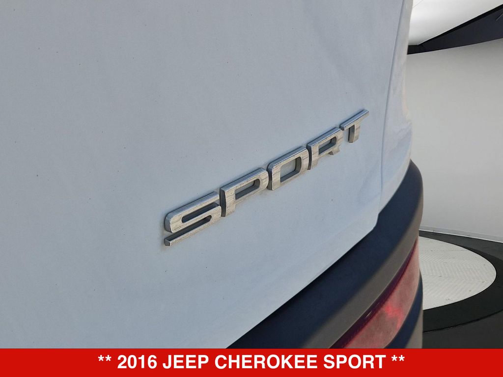 Thumbnail: 2016 Jeep Cherokee - 7