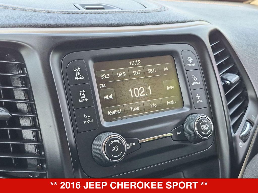 Thumbnail: 2016 Jeep Cherokee - 15
