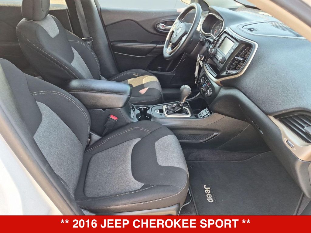 Thumbnail: 2016 Jeep Cherokee - 12