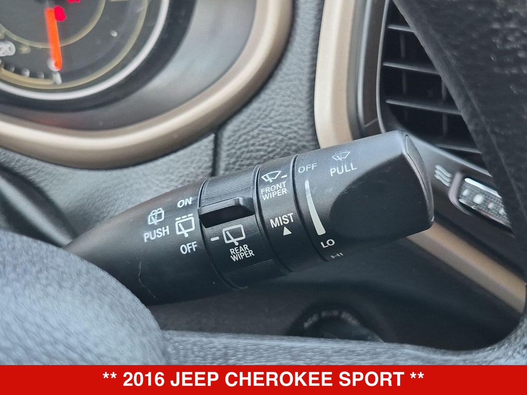 Thumbnail: 2016 Jeep Cherokee - 30