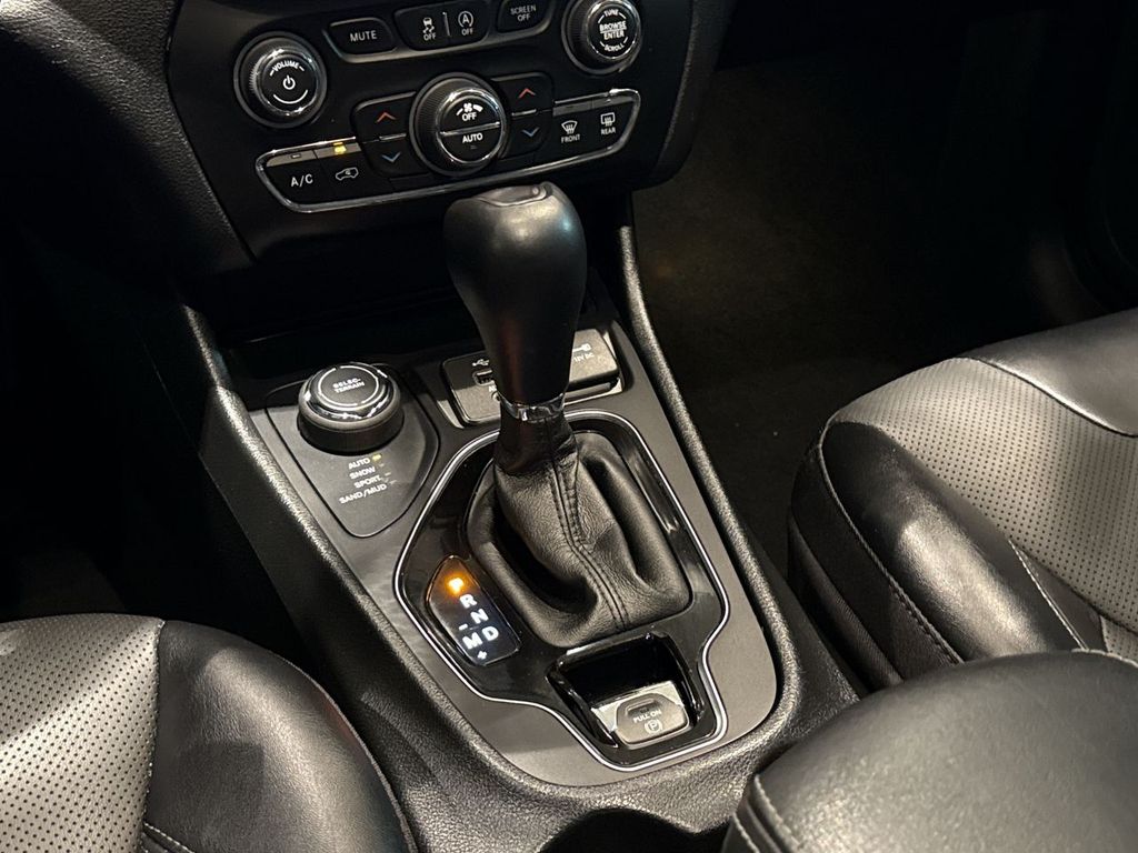 Thumbnail: 2022 Jeep Cherokee - 16