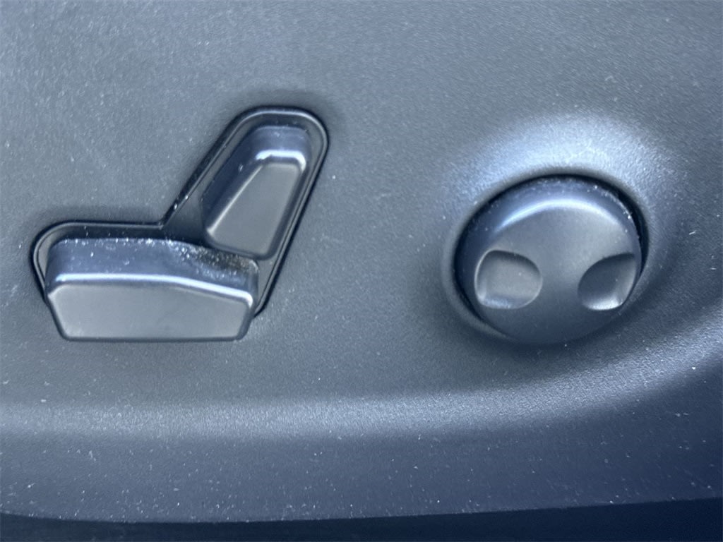 Thumbnail: 2023 Jeep Cherokee - 28