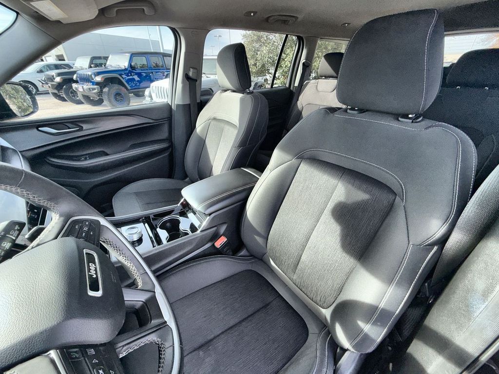 Thumbnail: 2023 Jeep Grand Cherokee L - 10