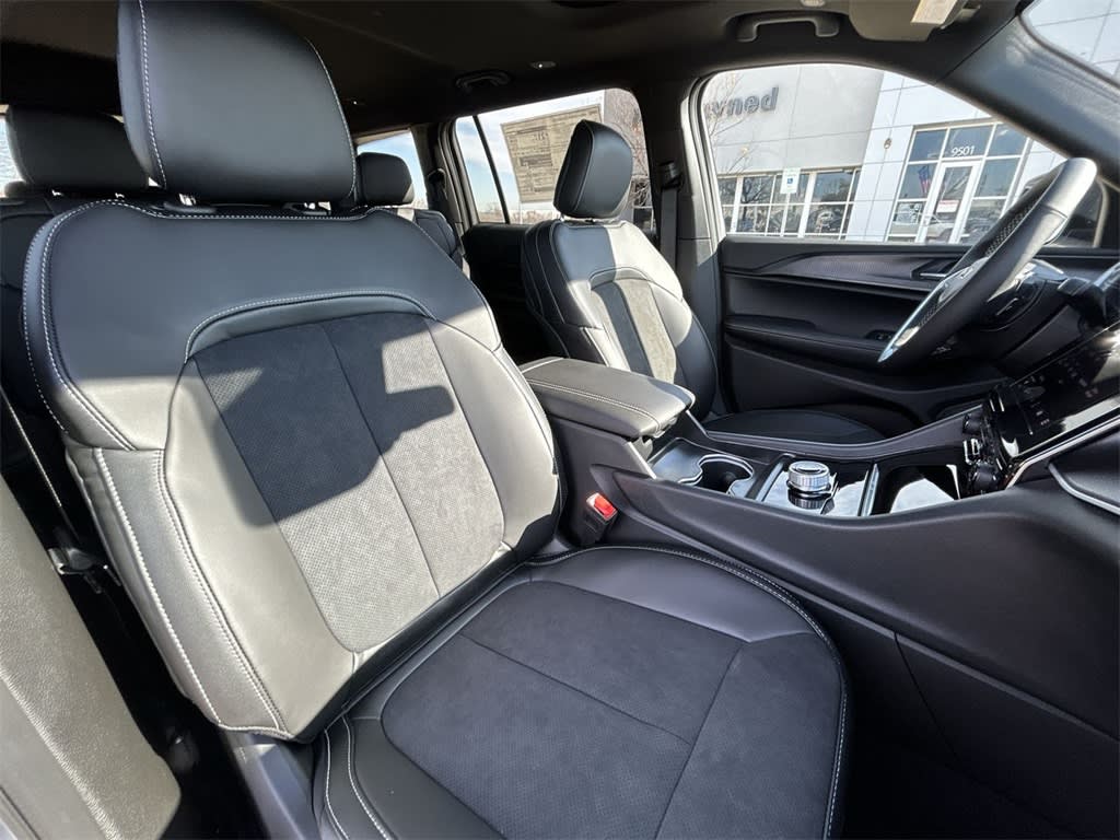 2025 Jeep Grand Cherokee L Altitude 12