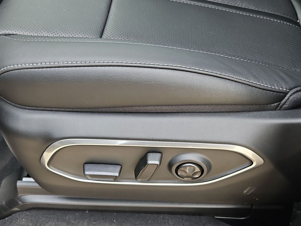 Thumbnail: 2026 Jeep Grand Wagoneer - 25