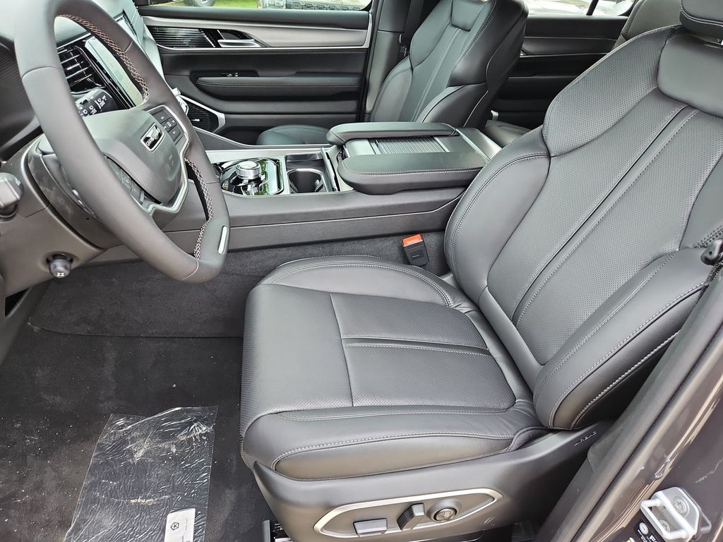 Thumbnail: 2026 Jeep Grand Wagoneer - 10