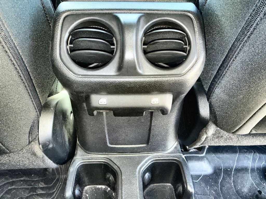 Thumbnail: 2021 Jeep Gladiator - 21