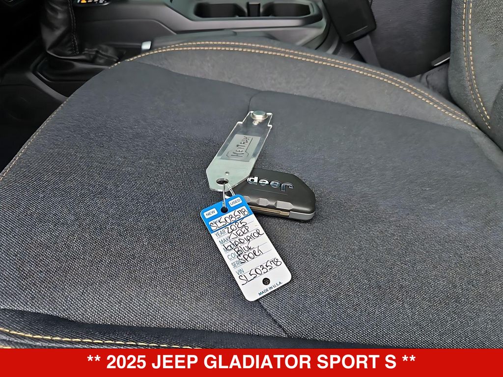 Thumbnail: 2025 Jeep Gladiator - 17
