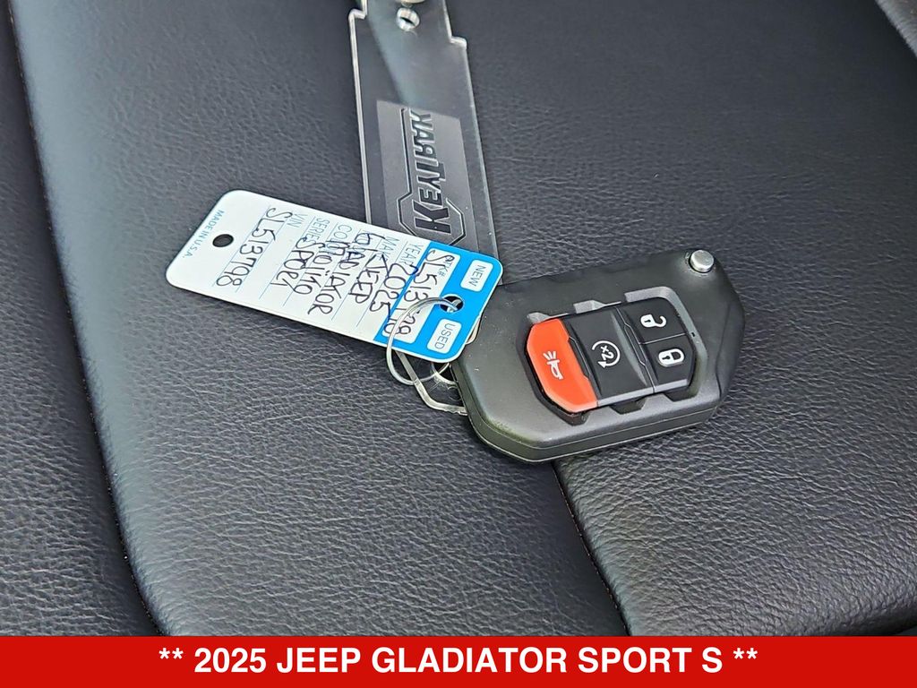 Thumbnail: 2025 Jeep Gladiator - 17