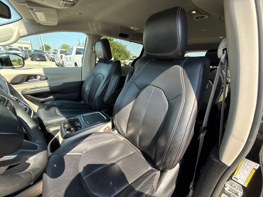 Thumbnail: 2022 Chrysler Pacifica - 8