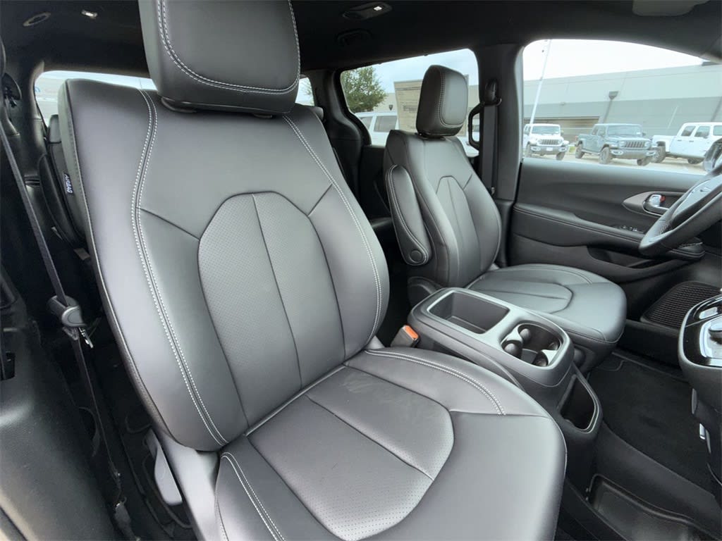 Thumbnail: 2025 Chrysler Pacifica - 12
