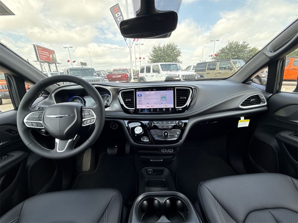 Thumbnail: 2025 Chrysler Pacifica - 10