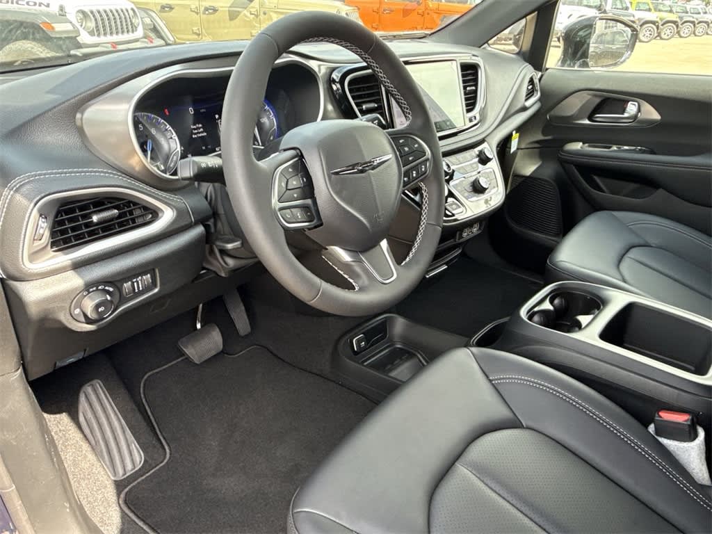 Thumbnail: 2025 Chrysler Pacifica - 2