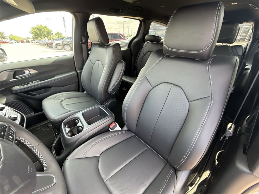 Thumbnail: 2025 Chrysler Pacifica - 11