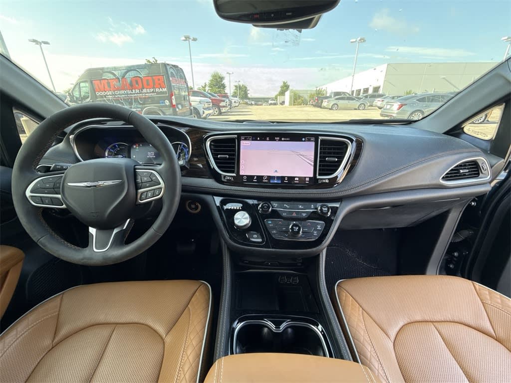 Thumbnail: 2022 Chrysler Pacifica - 10