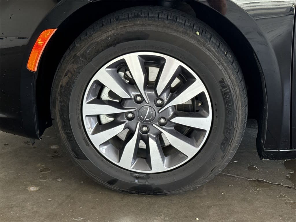 Thumbnail: 2024 Chrysler Pacifica - 8