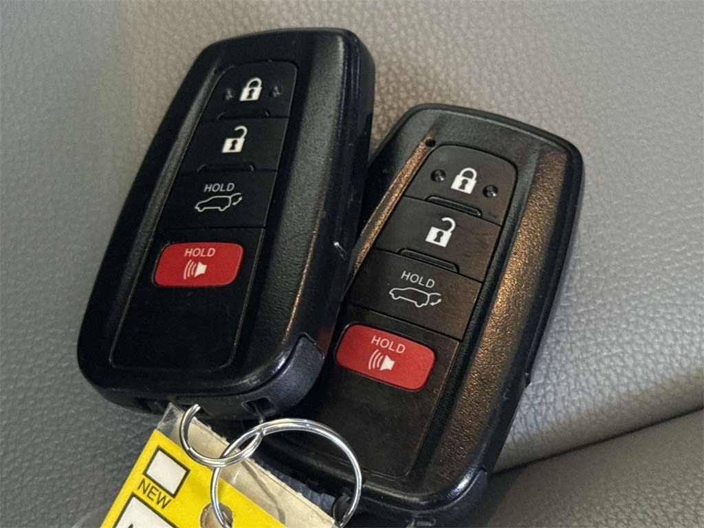 Thumbnail: 2022 Toyota Highlander - 18