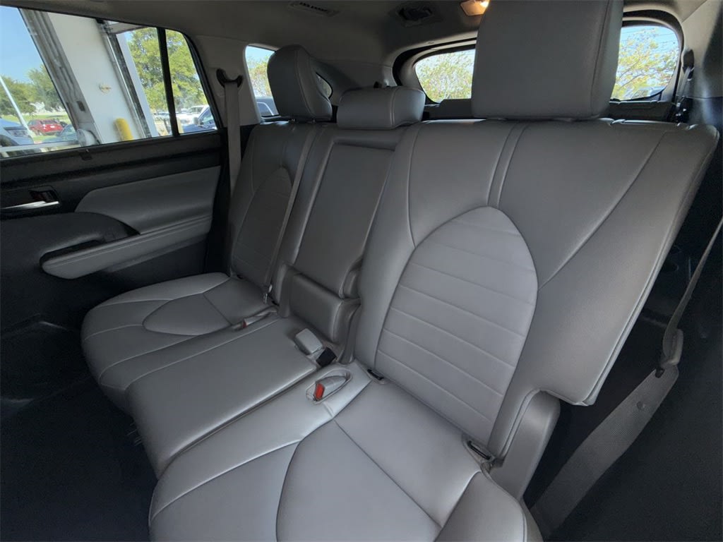 Thumbnail: 2022 Toyota Highlander - 12