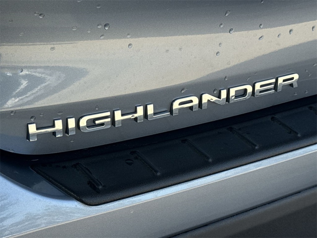 Thumbnail: 2022 Toyota Highlander - 20