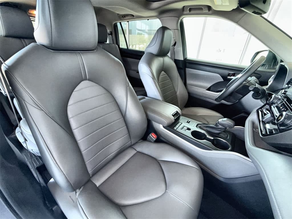 Thumbnail: 2022 Toyota Highlander - 22