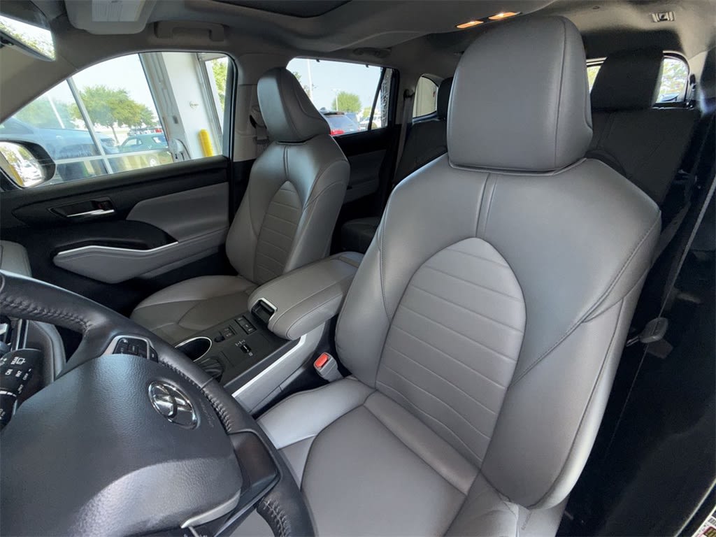 Thumbnail: 2022 Toyota Highlander - 10