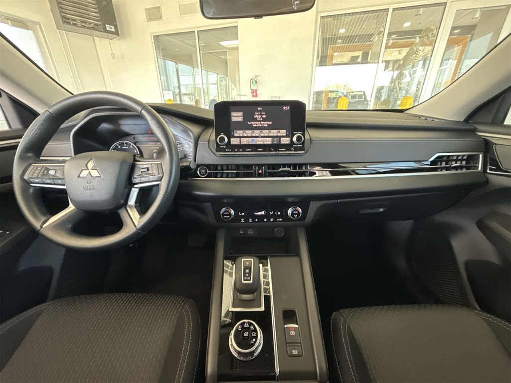 Thumbnail: 2024 Mitsubishi Outlander - 9