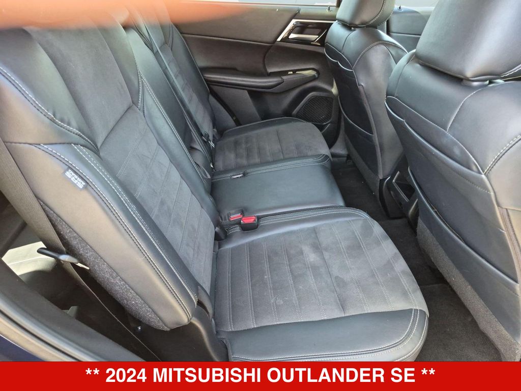Thumbnail: 2024 Mitsubishi Outlander - 24