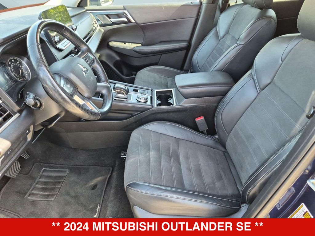 Thumbnail: 2024 Mitsubishi Outlander - 10