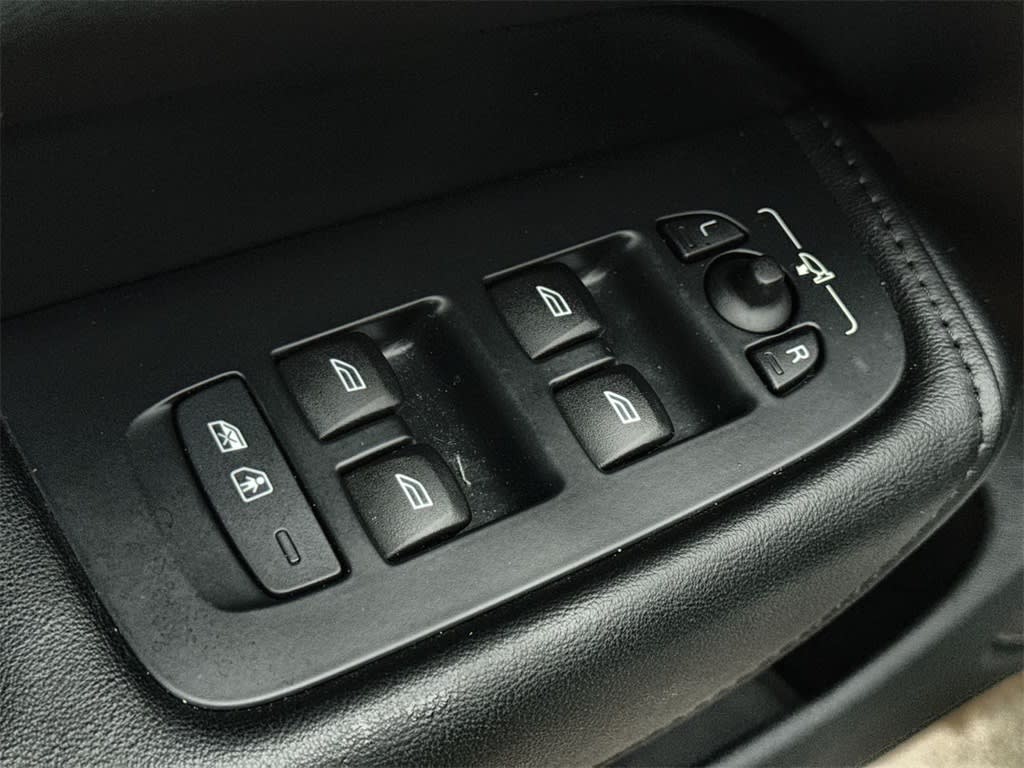 Thumbnail: 2023 Volvo XC60 - 25