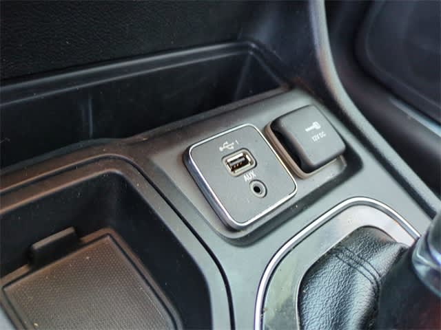 Thumbnail: 2019 Jeep Cherokee - 17