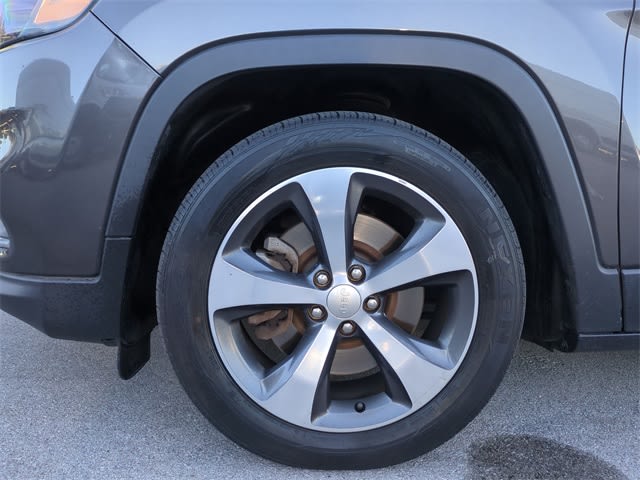 Thumbnail: 2019 Jeep Cherokee - 8