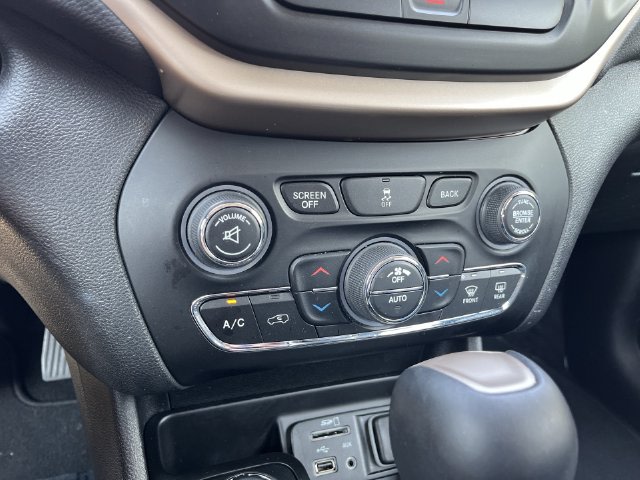 Thumbnail: 2017 Jeep Cherokee - 28