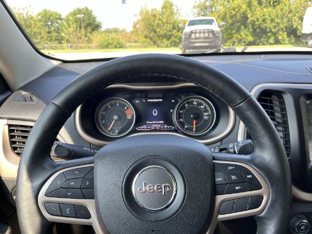 Thumbnail: 2017 Jeep Cherokee - 12