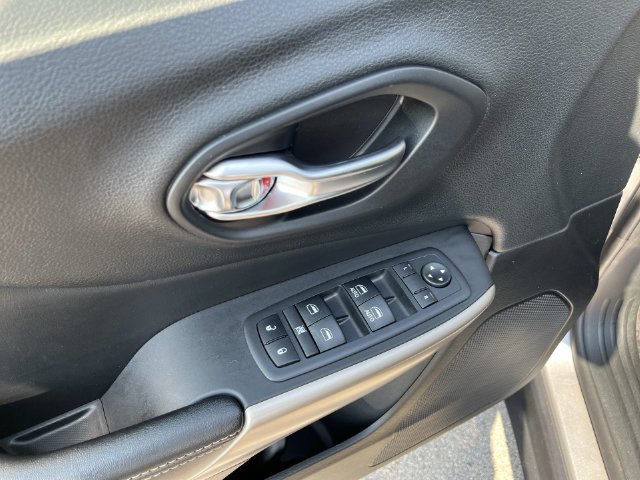 Thumbnail: 2017 Jeep Cherokee - 31