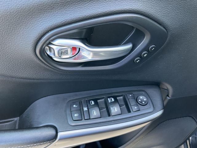 Thumbnail: 2019 Jeep Cherokee - 32