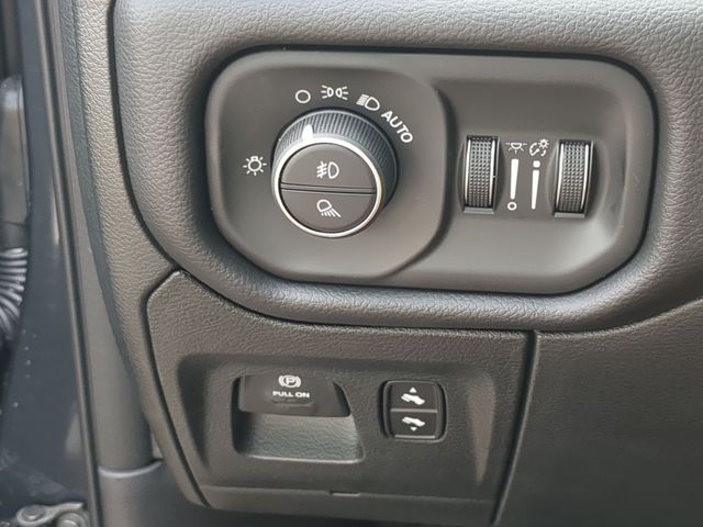 Thumbnail: 2026 RAM 1500 - 32