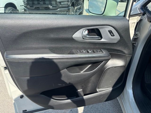 Thumbnail: 2021 Chrysler Pacifica - 18