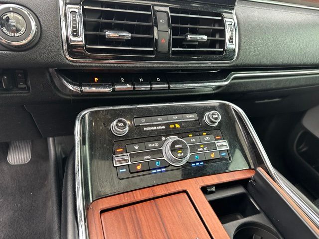 Thumbnail: 2020 Lincoln Navigator L - 9