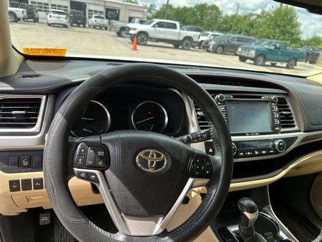 Thumbnail: 2016 Toyota Highlander - 2