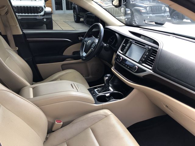 Thumbnail: 2016 Toyota Highlander - 40