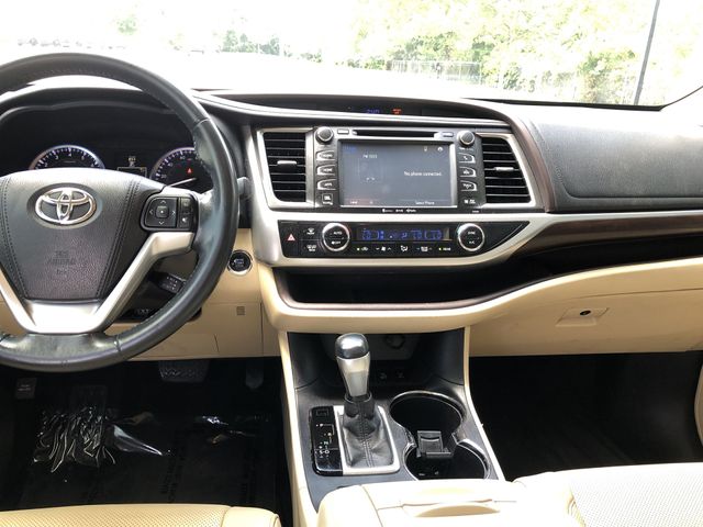Thumbnail: 2016 Toyota Highlander - 8