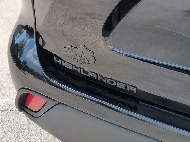 Thumbnail: 2023 Toyota Highlander - 25