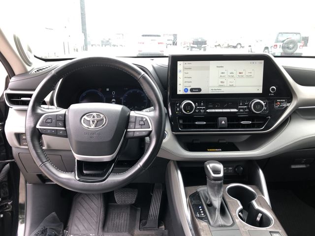Thumbnail: 2023 Toyota Highlander - 8