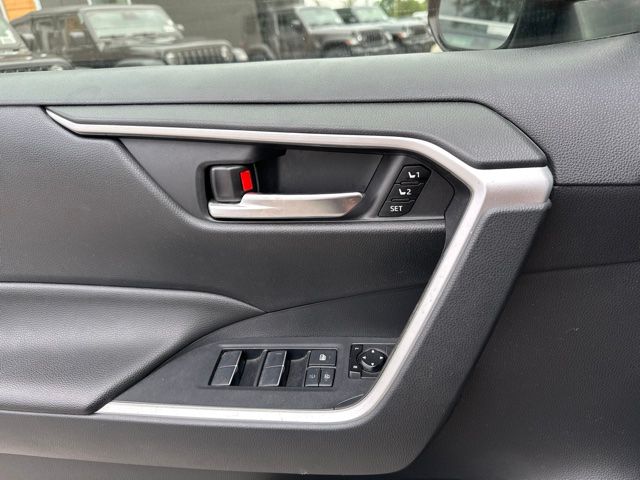 Thumbnail: 2019 Toyota RAV4 - 17