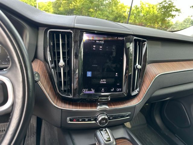 Thumbnail: 2021 Volvo XC60 - 10