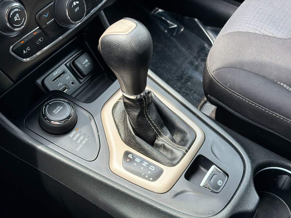 Thumbnail: 2015 Jeep Cherokee - 16