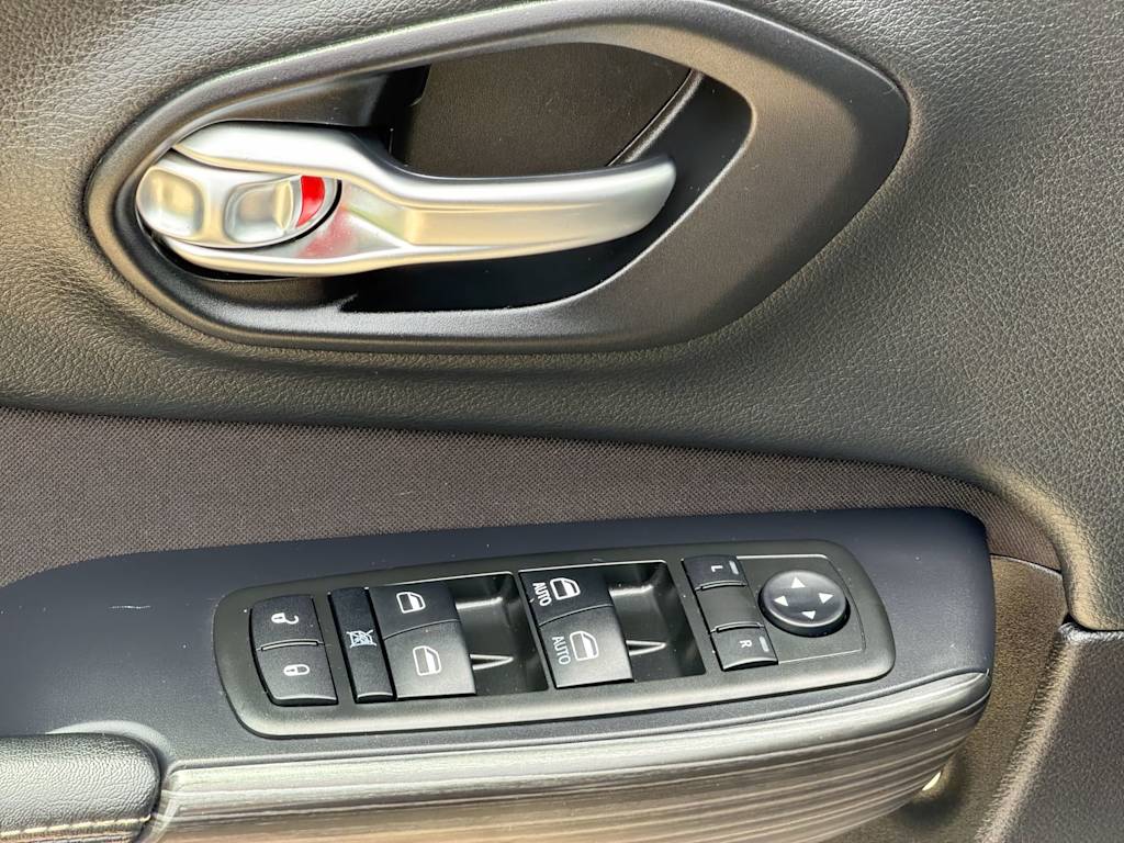 Thumbnail: 2015 Jeep Cherokee - 24