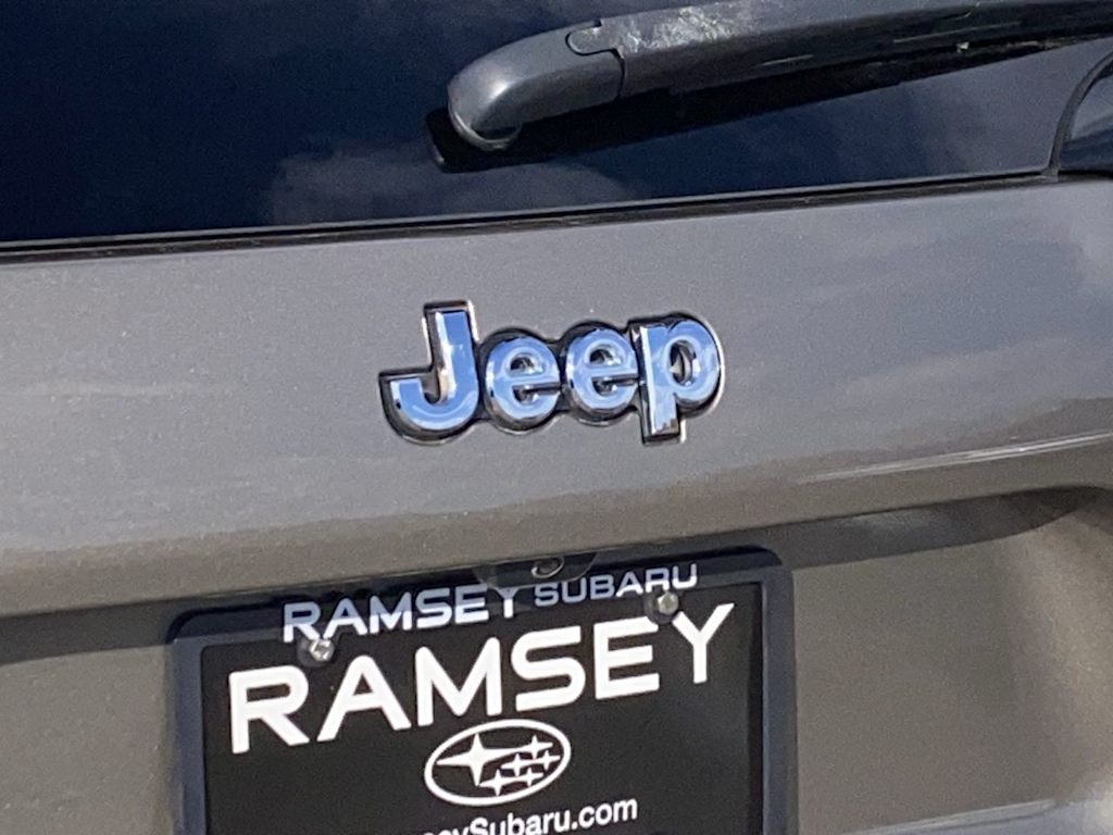 Thumbnail: 2019 Jeep Cherokee - 24